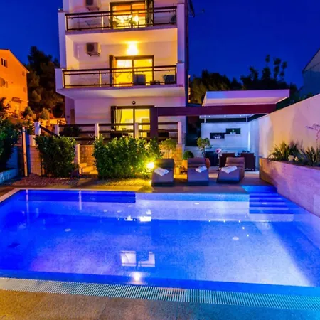 Nia With Private Pool Вилла Трогир