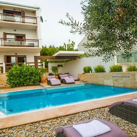 Nia With Private Pool Трогир