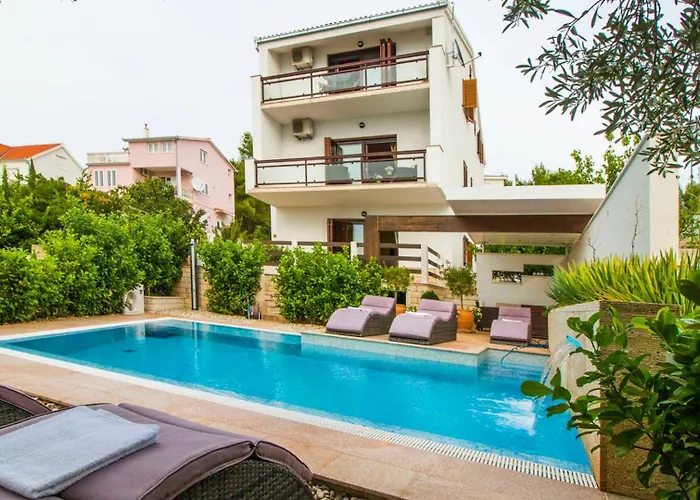 Nia With Private Pool *