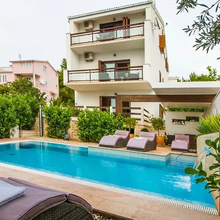 Nia With Private Pool *